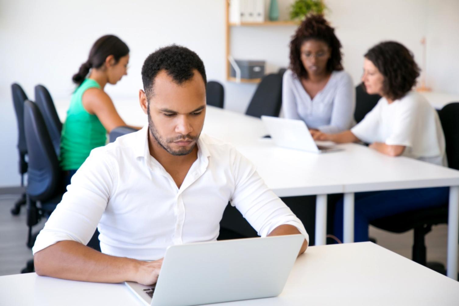 Grupo de profesionales colaborando en análisis financiero durante sesión de aprendizaje